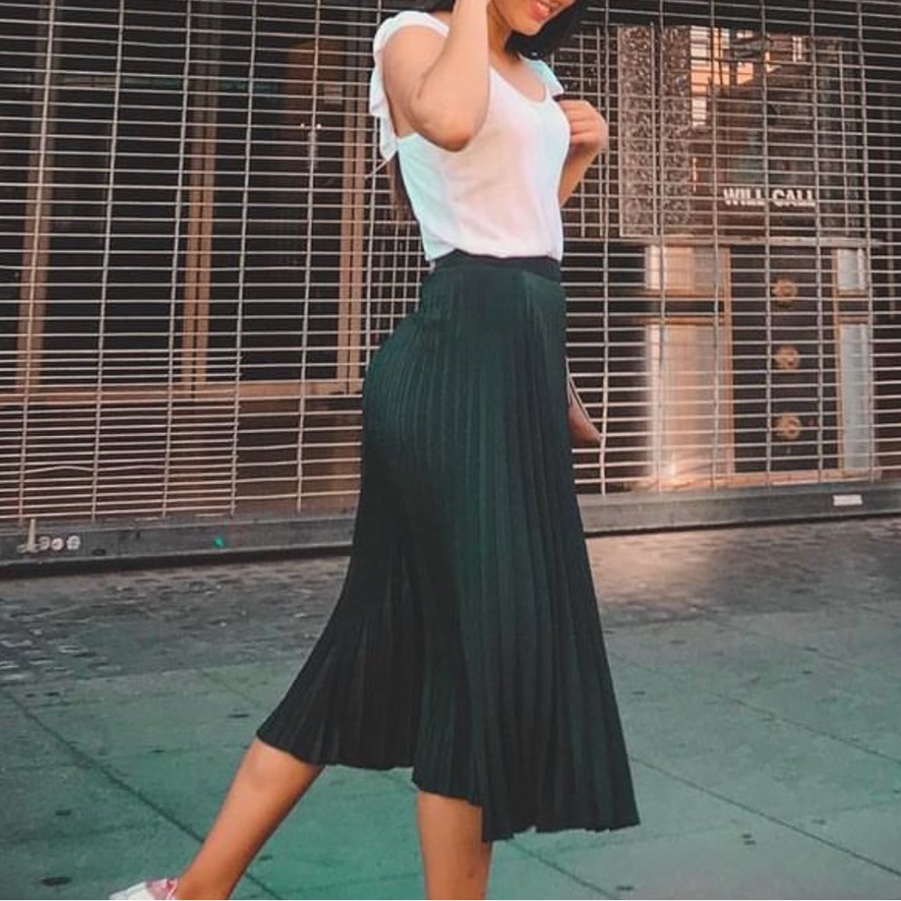 MID PLEADED BLACK SKIRT